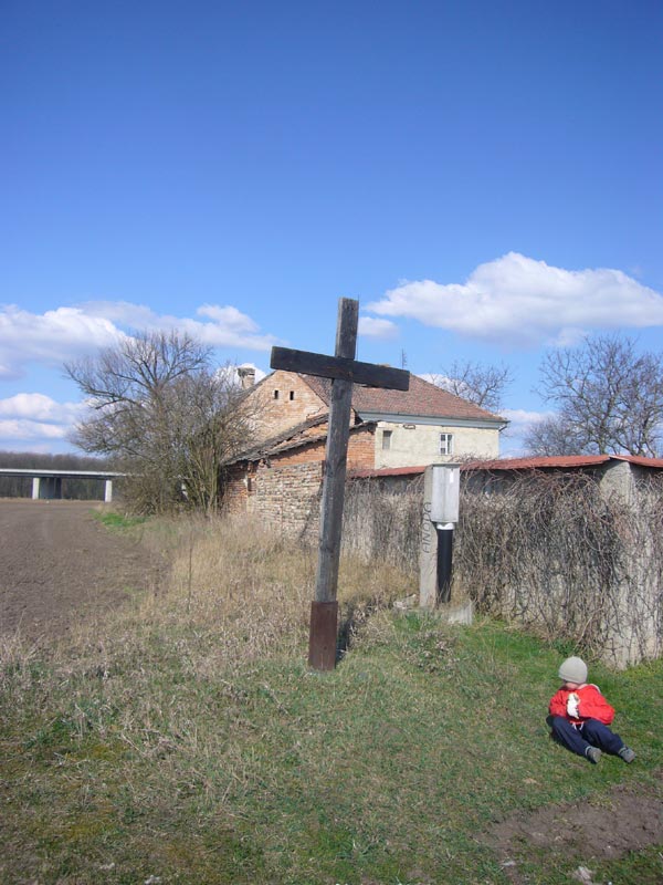 Dřevěný kříž přípomínající zaniklý původně románský kostel sv. Klimenta
