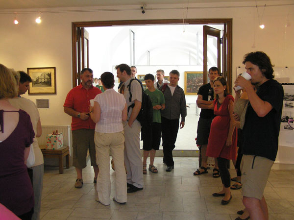 10 Debata v kuloárech (ve foyer) Galerie moderního umění. Foto: Olga Tykvartová