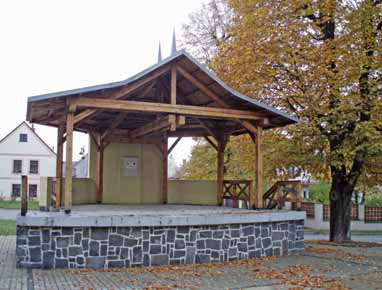 Hudební pavilon s tanečním kamenným parketem
