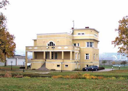 Tuto funkcionalistickou vilu dal postavit v 30. letech 20. století malostranský stavitel Beno Kabát pro svou dceru