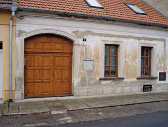 Vrata v Račické ulici č. p. 9 mají ostění architektury selského typu