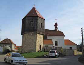 Zvonice před kostelem sv. Mikuláše