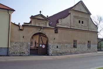 Kulturní památkou v obci je barokní brána bývalého lobkowiczkého statku