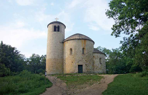 Kaple sv. Jiří a sv. Vojtěcha stojí na místě bývalého dřevného kostelíka.