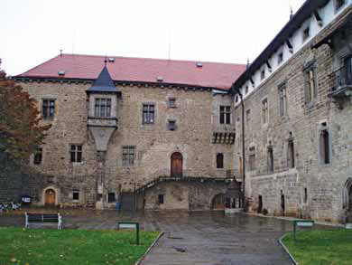 Pohled na západní nádvorní stranu hradu