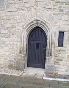Zachovalý gotický nádvorní portál severního křídla