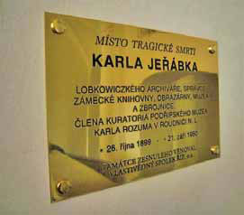 Na schodišti v západním křídle byla v září 2007 členy Vlastivědného spolku Říp umístěna bronzová deska v místě tragické smrti Karla Jeřábka