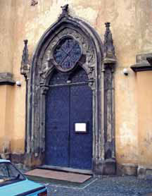Portál v západním průčelí kostela