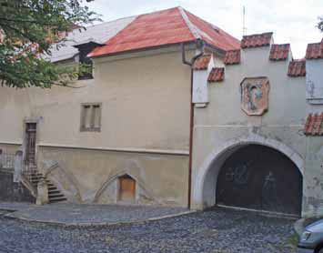 Fara je umístěna v jedné z budov bývalého kláštera