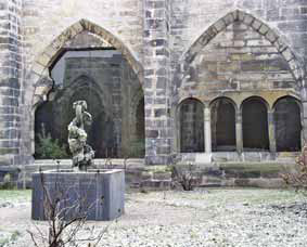Ve středu bývalého klášterního rajského dvora