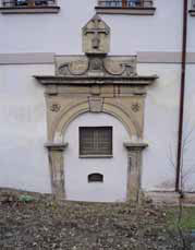 Ve východní zdi klášterní budovy se nachází renesanční portál