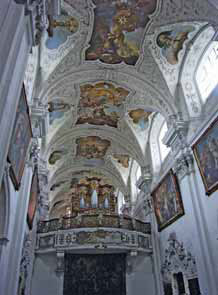 Interiér kostela je zaklenut křížovými klenbami