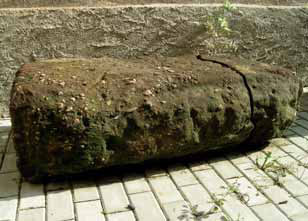 Jeden z kamenů mostní konstrukce nalezený při opravách jezů v roce 2005