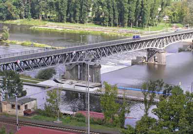 Nový most překonává vodní tok přibližně v místě bývalého kamenného mostu