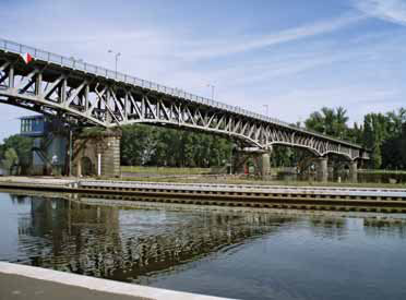 Pohled na konstrukci mostovky ukazuje všechny čtyři říční pilíře