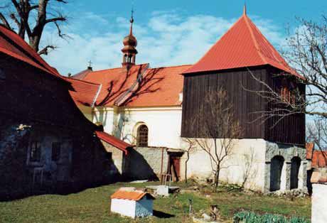 Atraktivní zajímavostí kostela sv. Václava je zvonice
