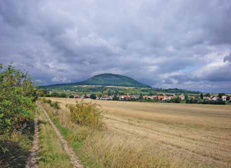 Pohled ze směru od Horních Beřkovic na obec Ctiněves